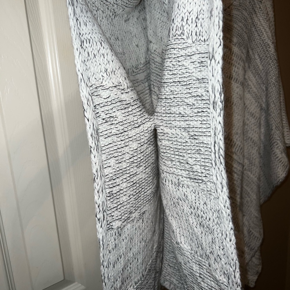 Universal Thread Sweater - Picture 3 of 6